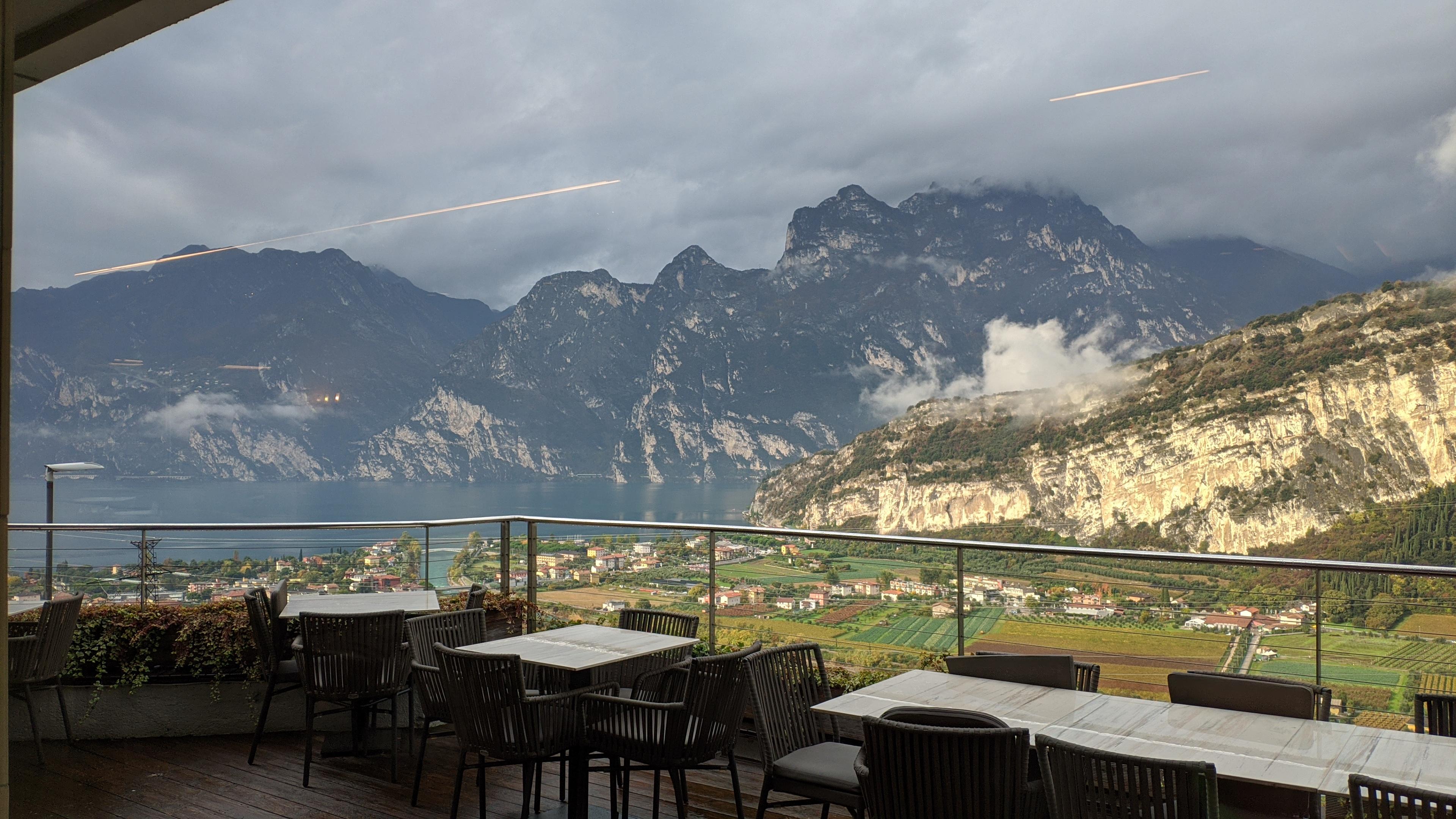 Vista dalla sala ristorante e colazione. 