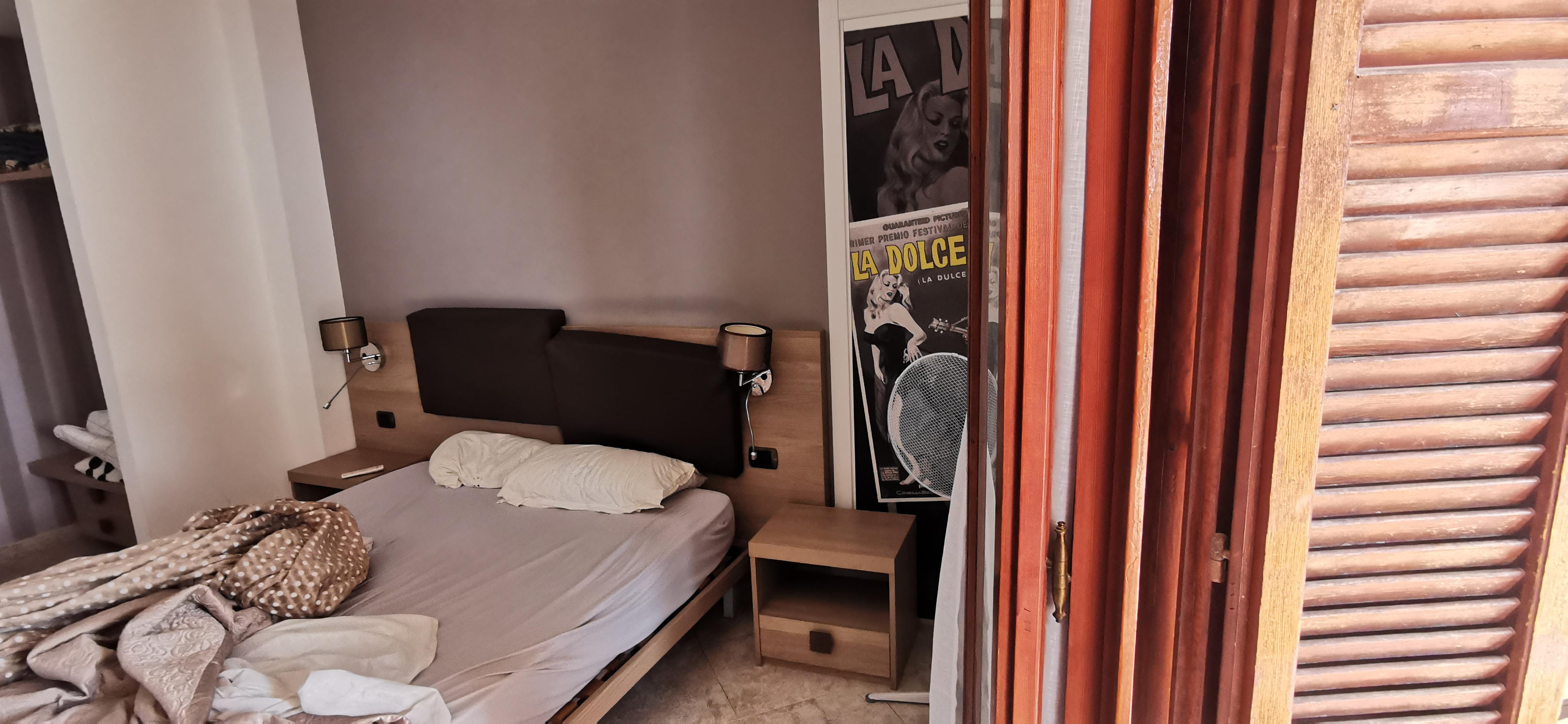 L'autre côté du tableau : le lit du voisin.