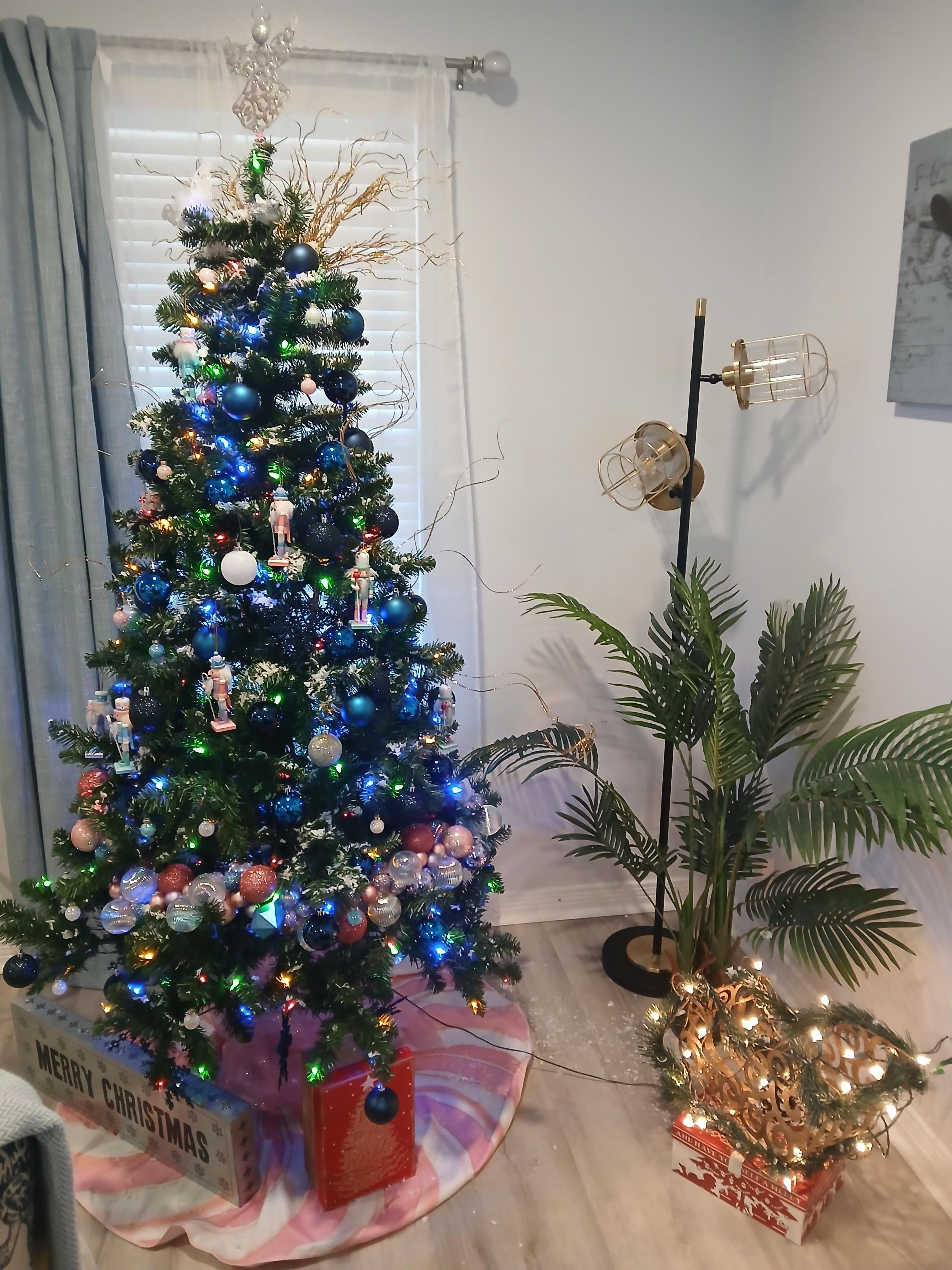 Our stay was in mid-December and we were surprised by the lovely Christmas decorations!