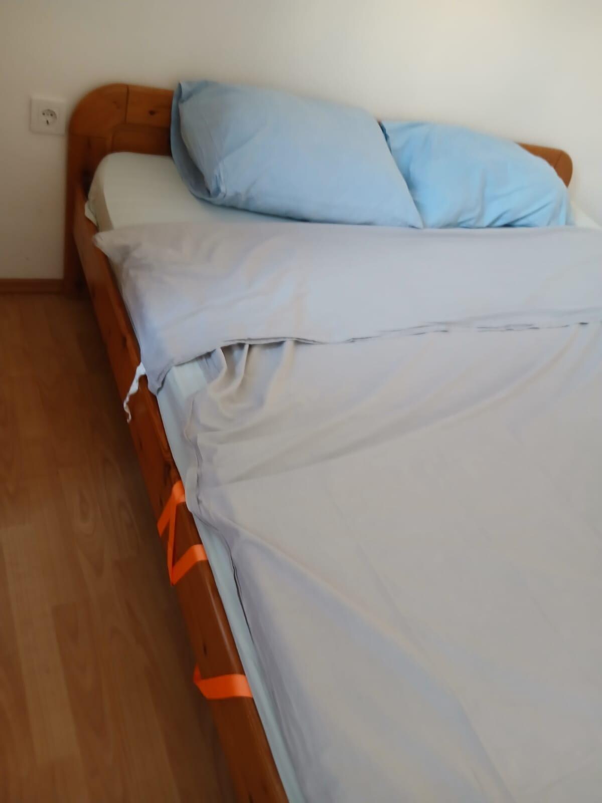 Lit cassé tenu par une sangle