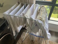 部屋に大量の洗濯物が干してある