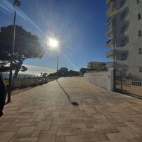 En sortant de la résidence, la promenade qui suit la côte sur plusieurs kms..!