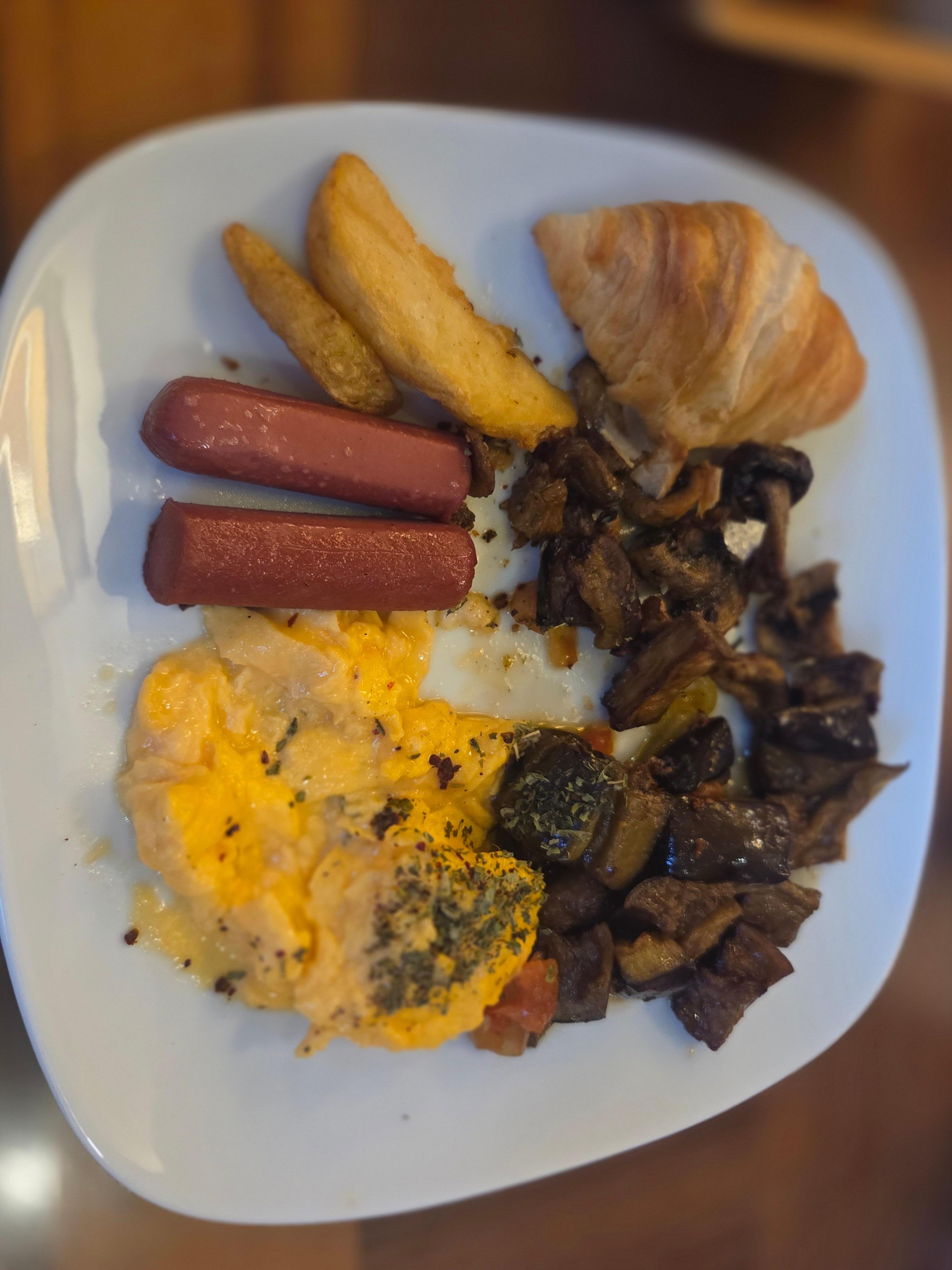 BREAKFAST IN THE HOTEL