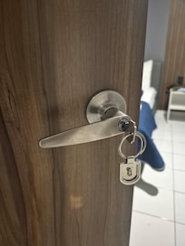 Chapas inseguras, poco faltó para que nos tumbaran la puerta. Menos mal que pusimos seguro por dentro.