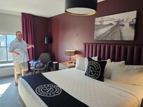What a room , so clean and inviting 🙂