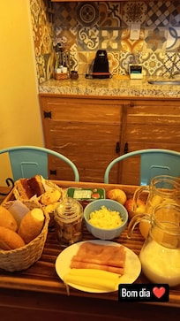 Café da manhã delicioso, servido no horário que combinamos.