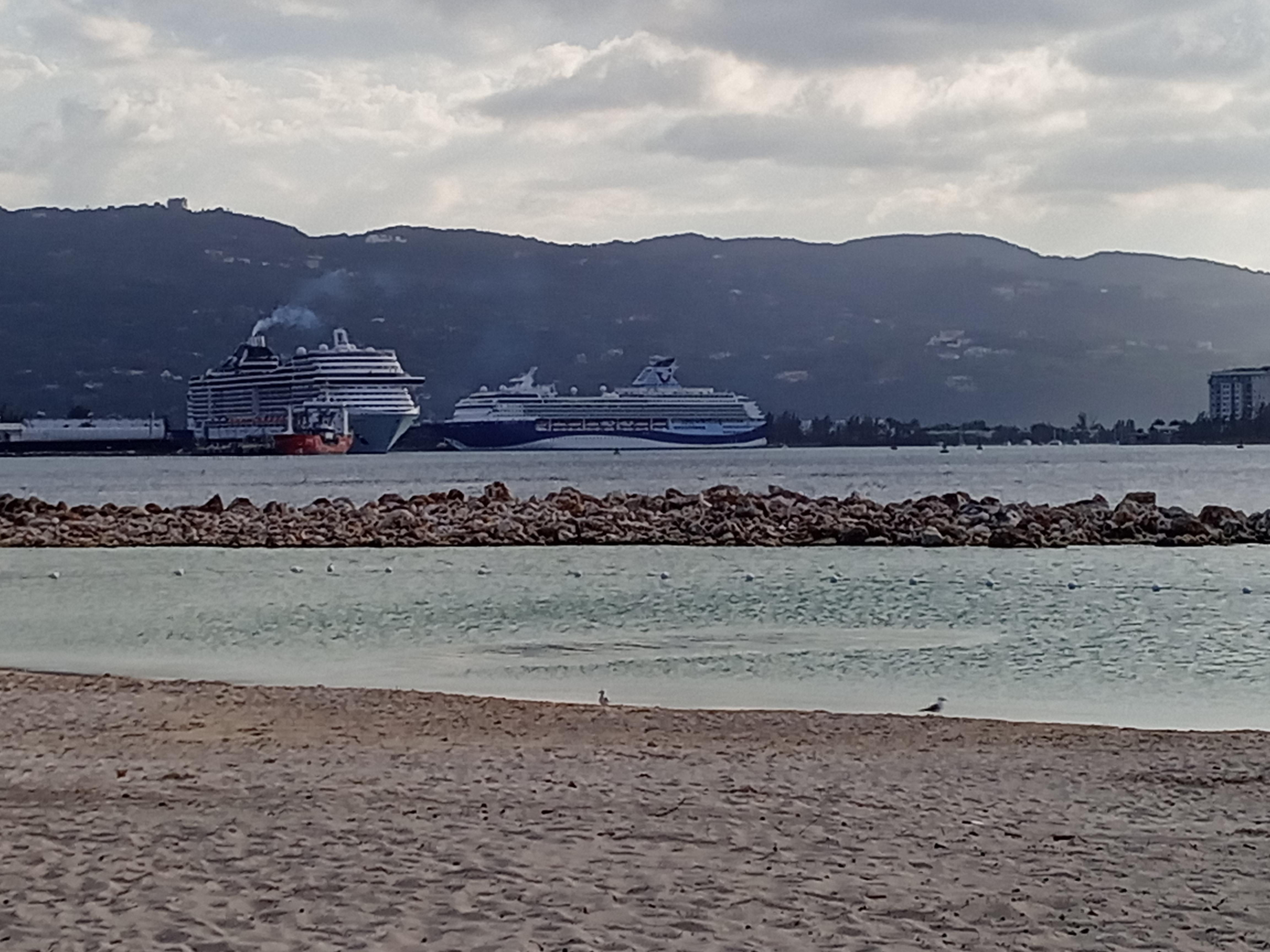 Super clean beach with lifeguards & security on duty daily - check for hours at the park