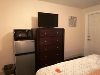 TV, Mikrowelle und Kühlkombi