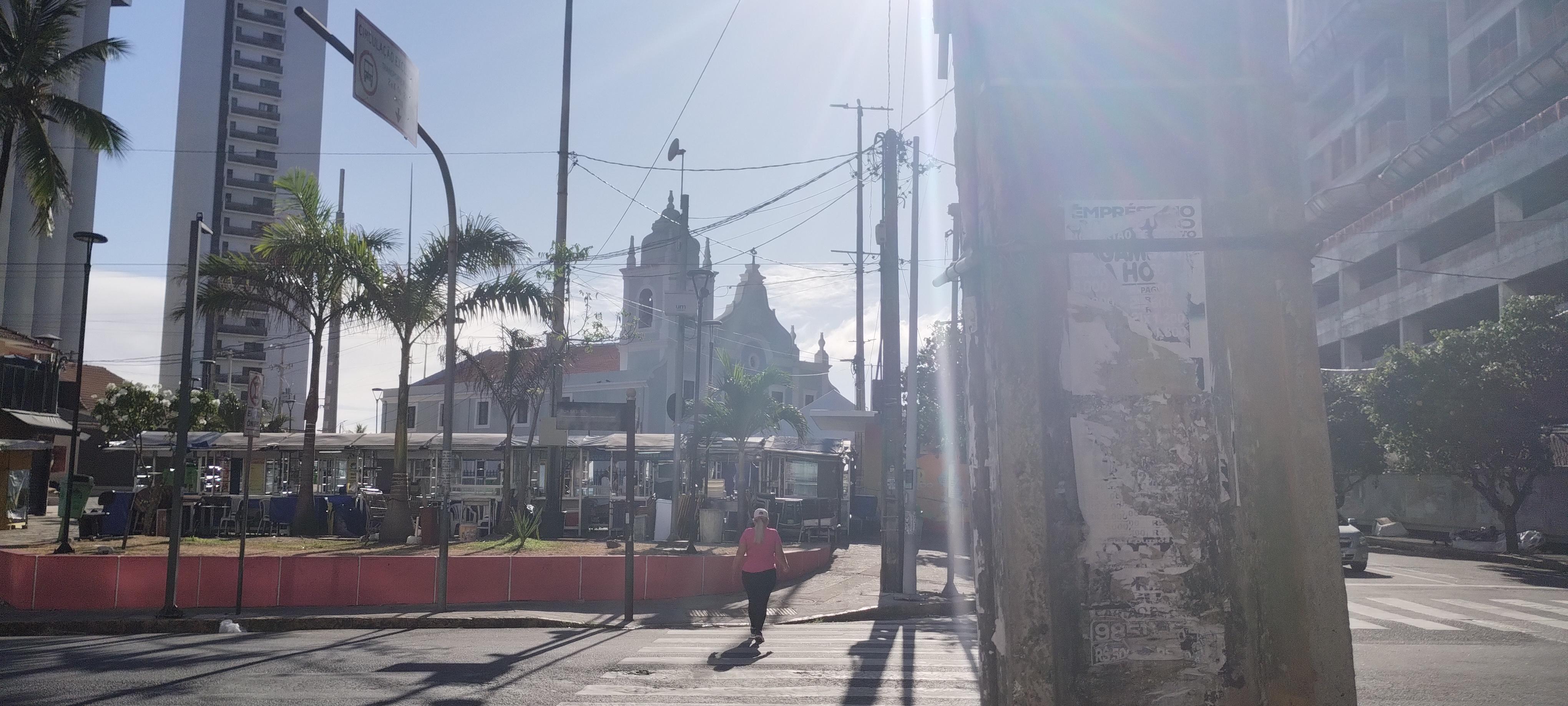 outra vista da avenida onde se localiza o Hotel Enseada aeroporto