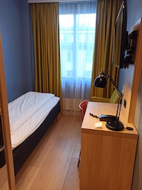 Pieni yhden hengen huone.