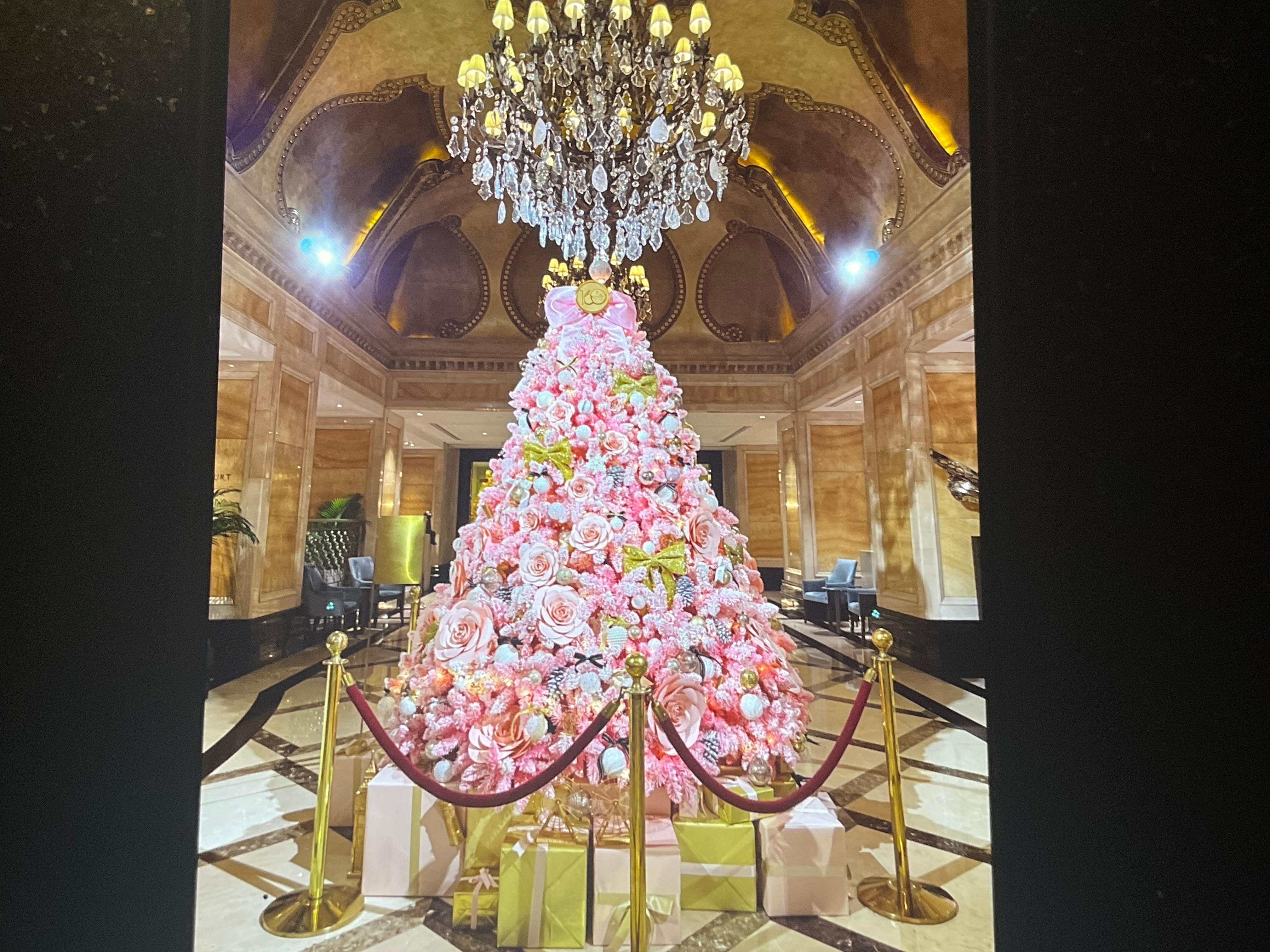 Nice lobby reflecting the season of the year. 