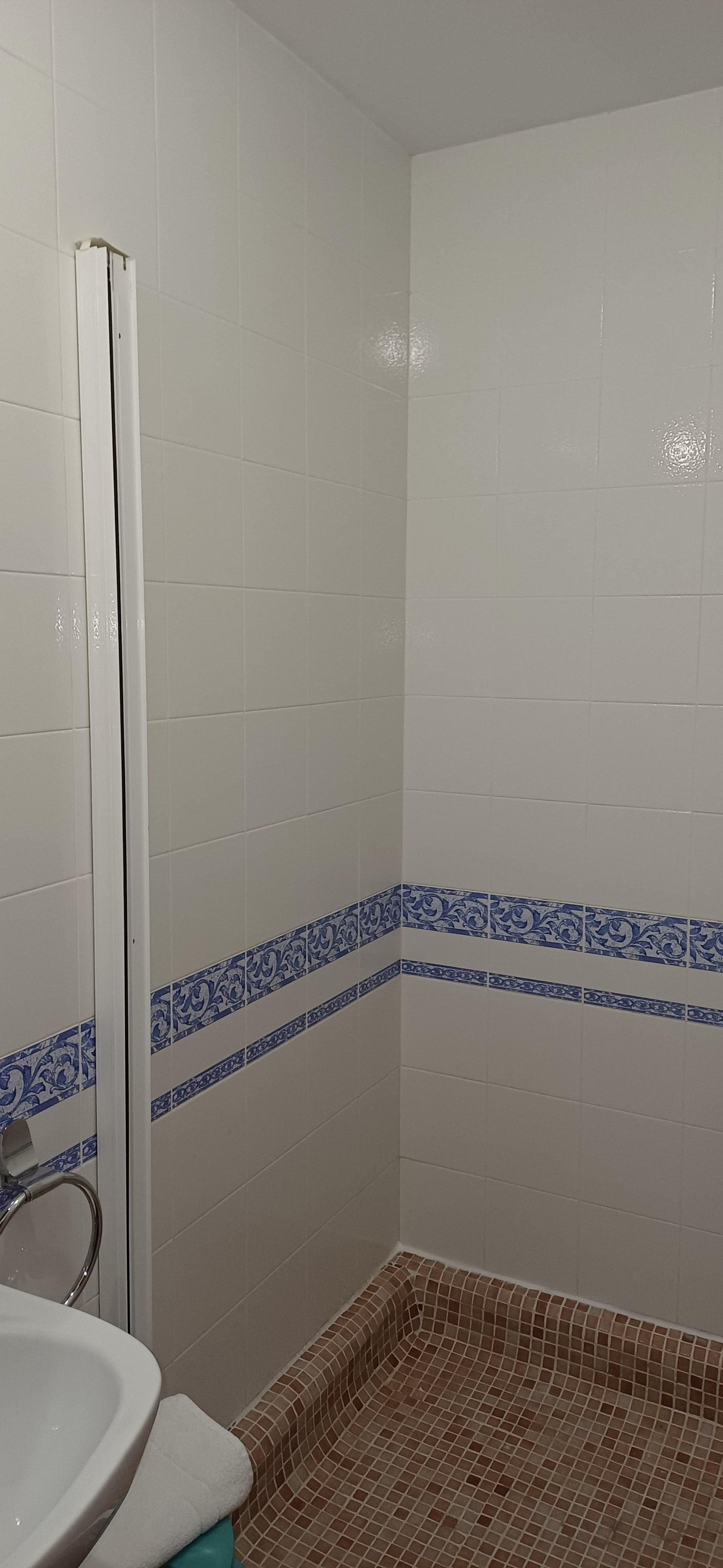 Mantienen los perfiles de la mampara, pero sin mampara