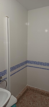 Mantienen los perfiles de la mampara, pero sin mampara