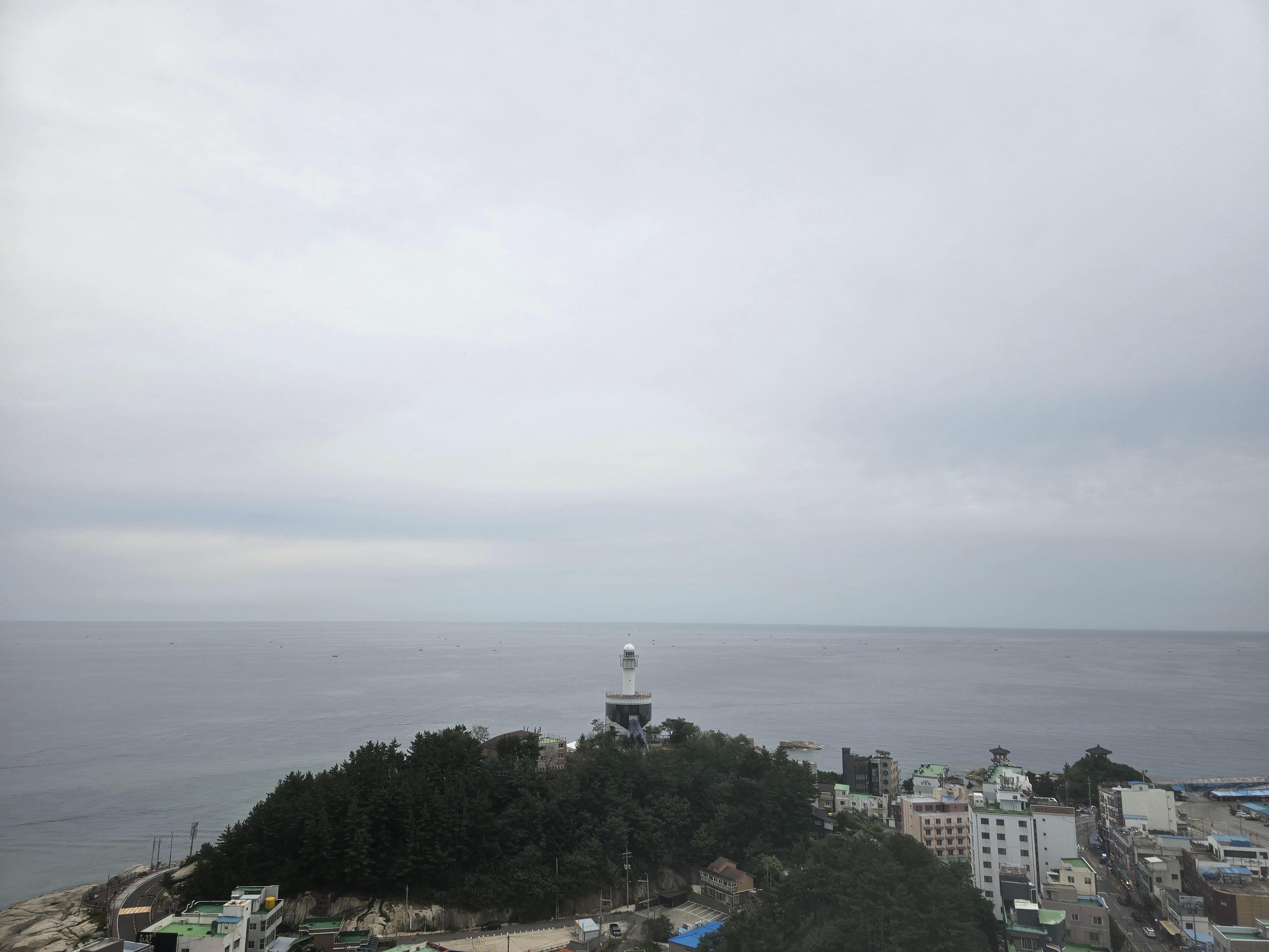 숙소에서 바라본 동명항과 동해 바다