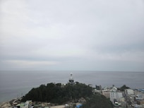 숙소에서 바라본 동명항과 동해 바다