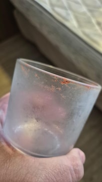 Copo sujo para uso dentro do frigobar. Deixamos em cima da mesa para trocarem na hora do serviço de quarto. Botaram da mesma maneira dentro do frigobar novamente.