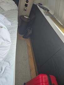 Narrow side of bed area