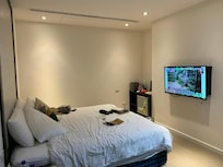 後來看了很久發現hotels這邊放的照片,我們這間房型只有拍床頭那面牆,看不出有無窗戶,與其他有窗戶的經典雙人房的照片擺在一起很容易誤導。