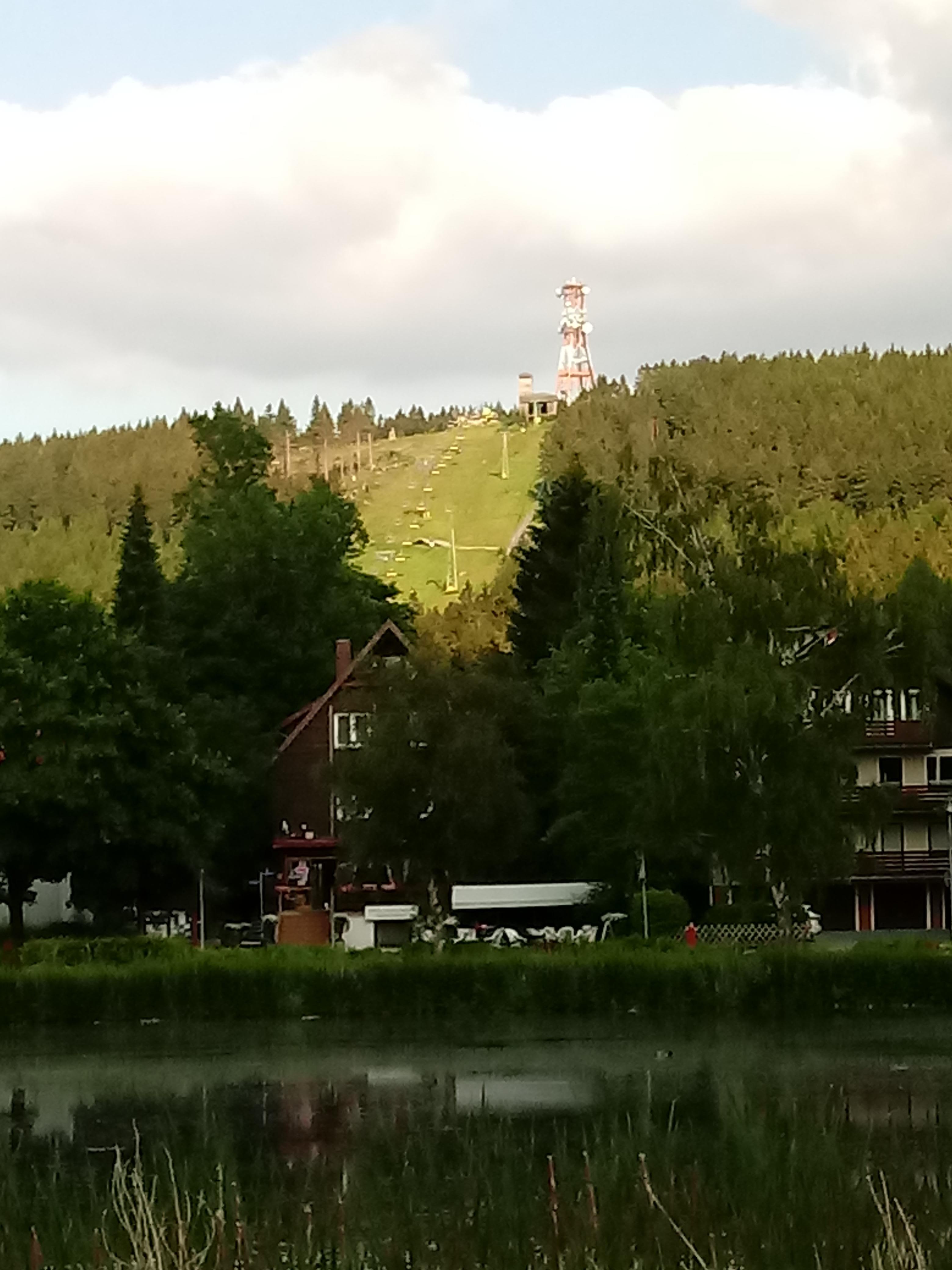 Blick auf Hotel im Hintergrund Stabkirche und Seilbahn auf den Blocksberg
