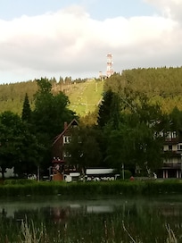 Blick auf Hotel im Hintergrund Stabkirche und Seilbahn auf den Blocksberg