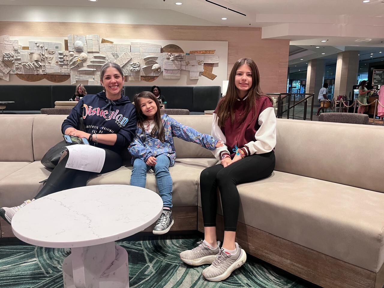 Gracias HILTON. Hermosas instalaciones. Nosotros utilizamos auto y camión. 
Puedes caminar al parque de Disney. 
Todo muy tranquilo. 