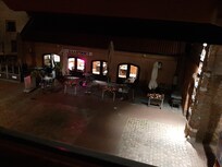 Blick aus dem 'Dachfenster' auf gegenüberliegendes Restaurant, das min. bis 2 Uhr Nachts geöffnet war.