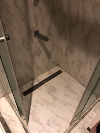 Verdrecktes Bad Dusche Abfluss verstopft unhygienisch