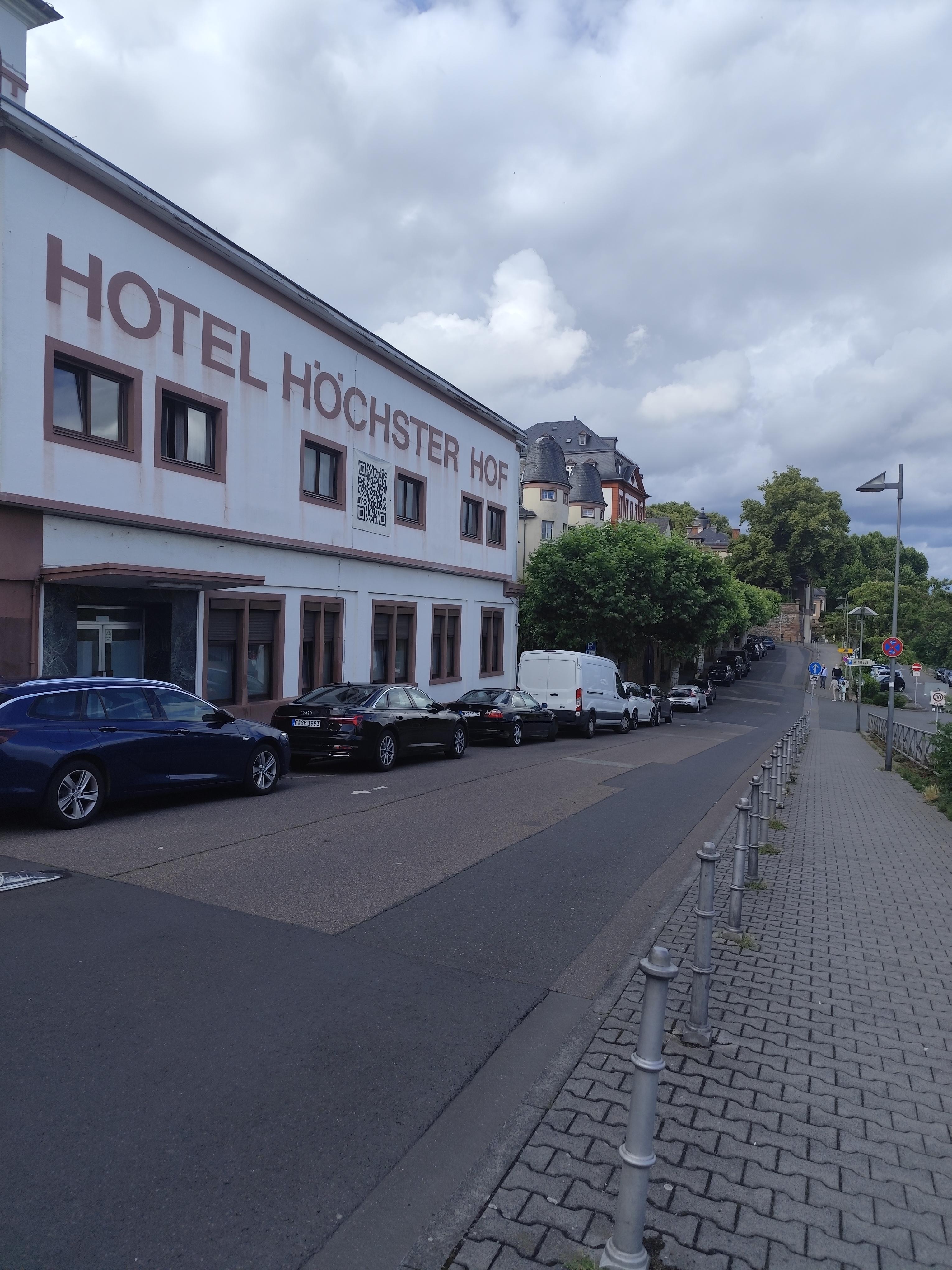 Ansicht des Hotelgebäudeteils mit Tagungsräumen, zugewandt zum Main