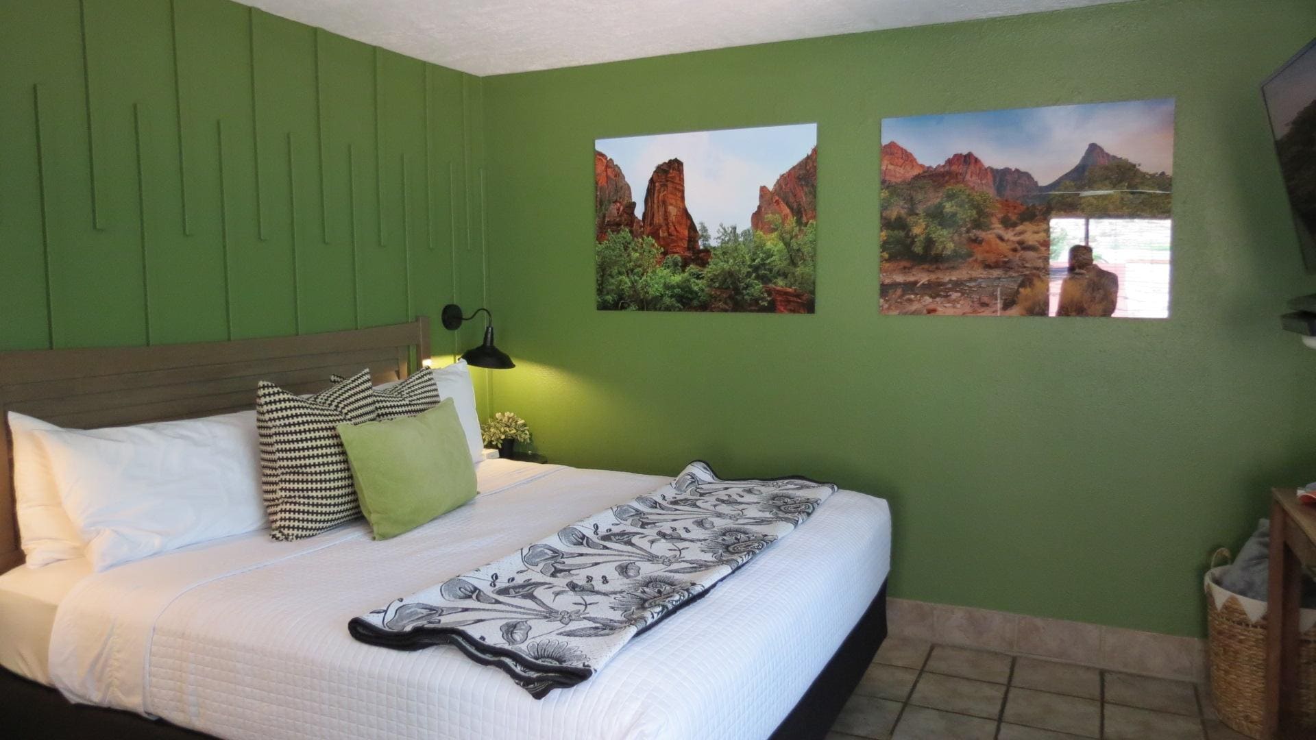 Red Rock Inn, Gifford Suite - King Bedroom Area