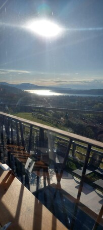 Colazione vista lago