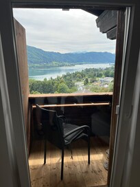 Blick auf den See vom Frühstückstisch