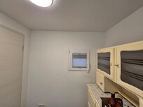 Küchenfenster zum Hof des Nachbarhauses