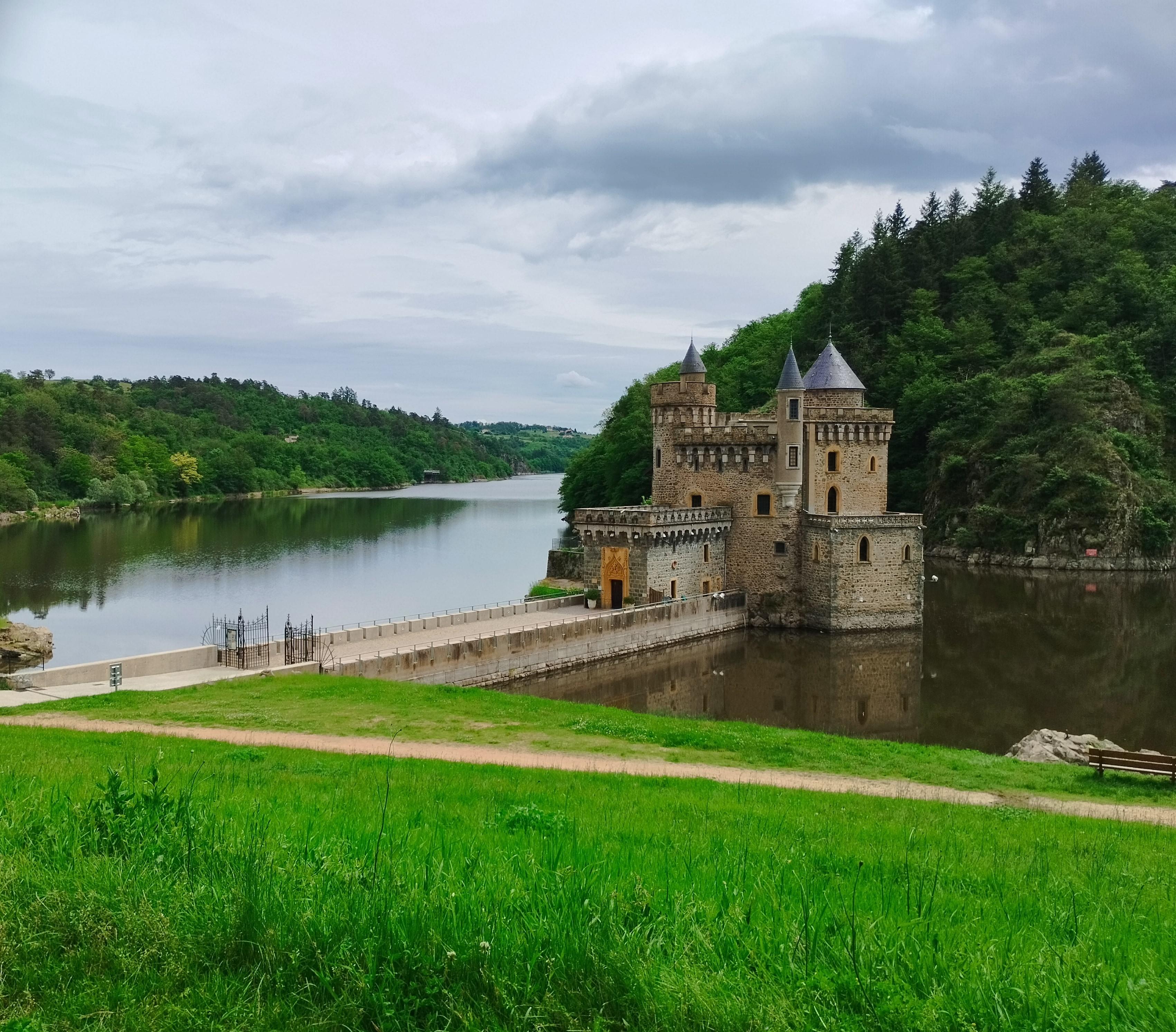 Vue du autour du château avec le lac autour.