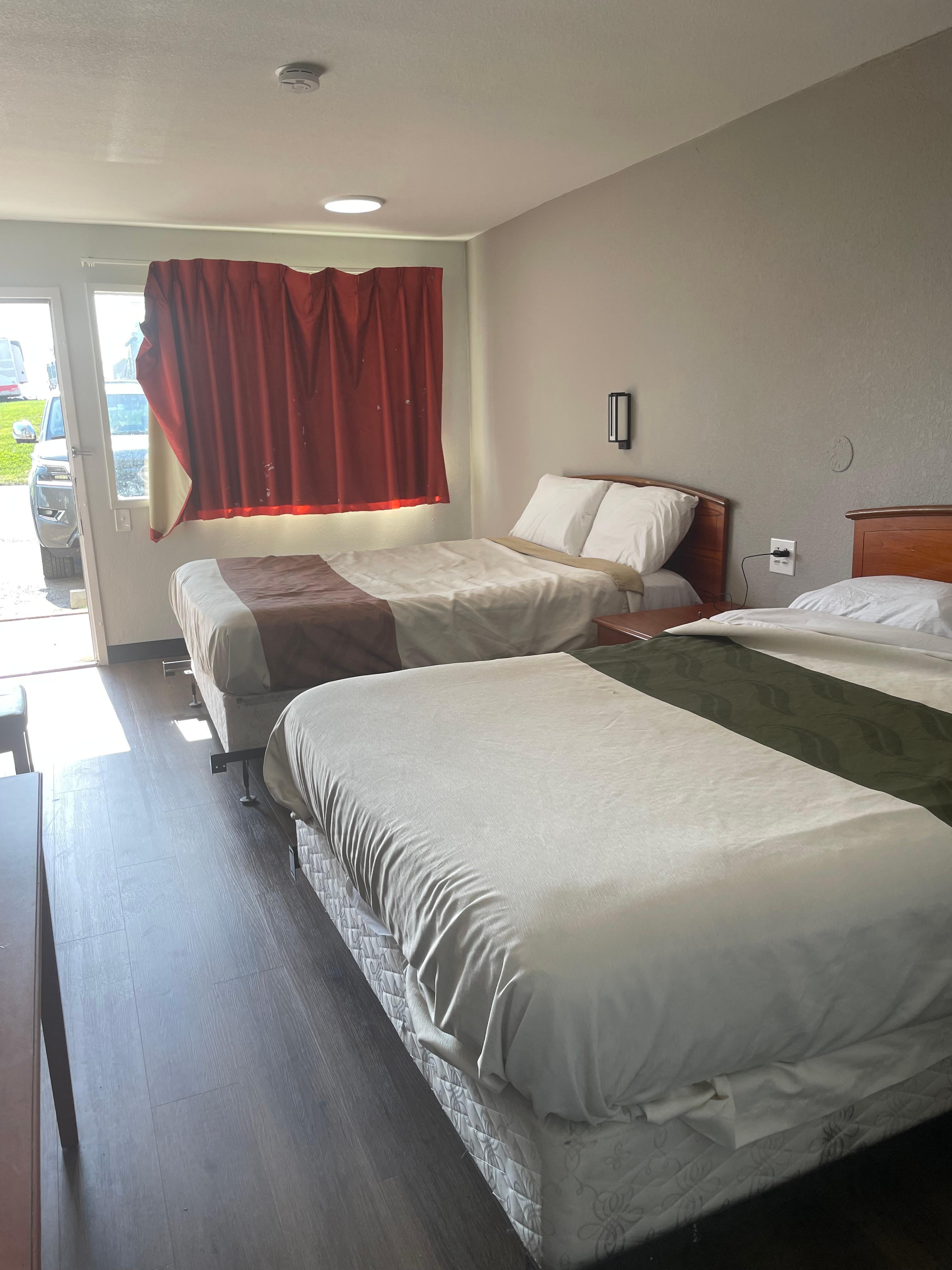 Gardiner man ikke kan dra for vindu og full av maling.