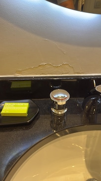 Au dessus de l’évier de la salle de bain