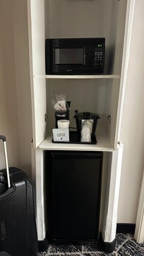 Kylskåp, micro och kaffebryggare.