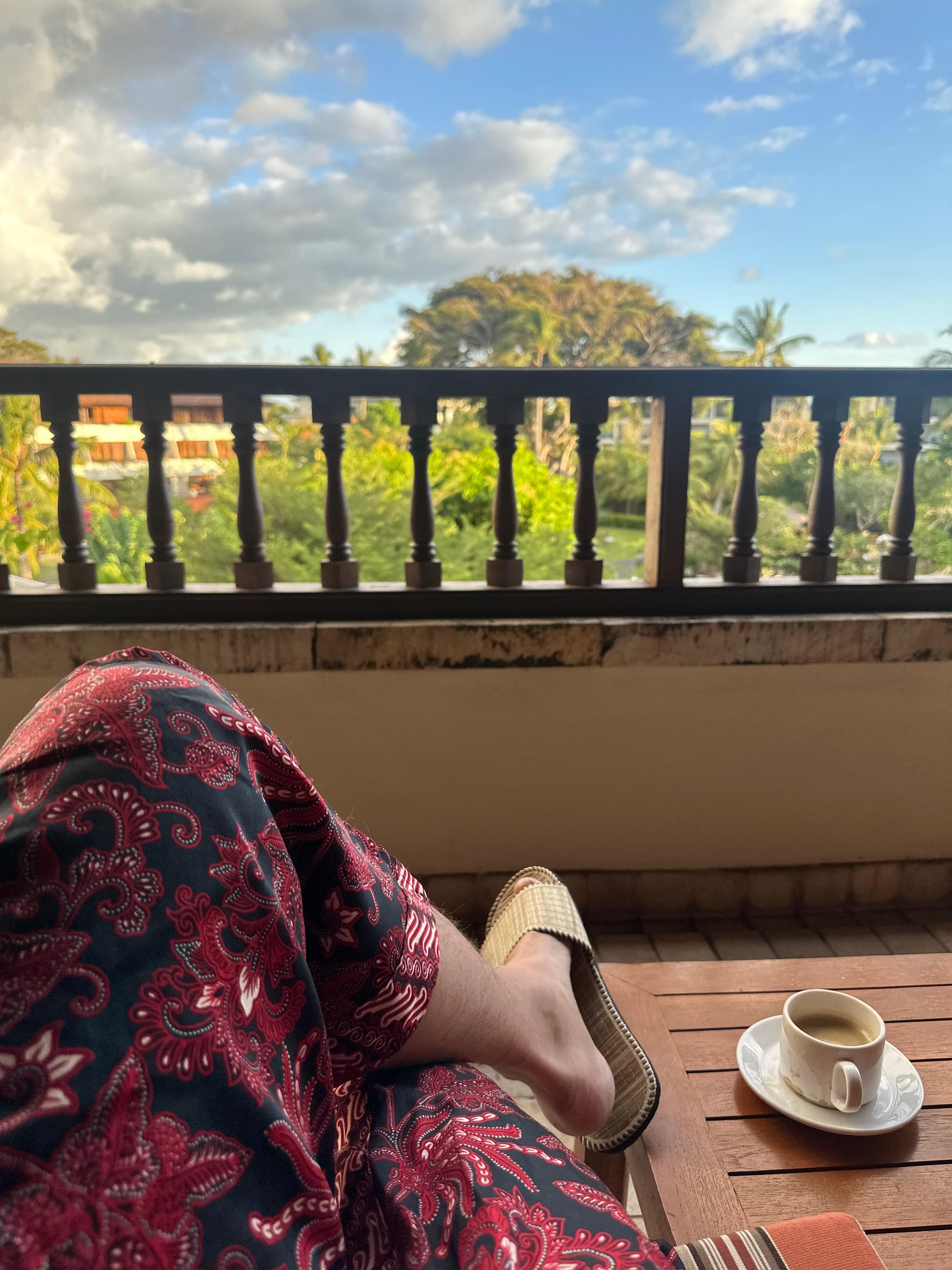 Balkong utenfor rom med utsikt til hage. 