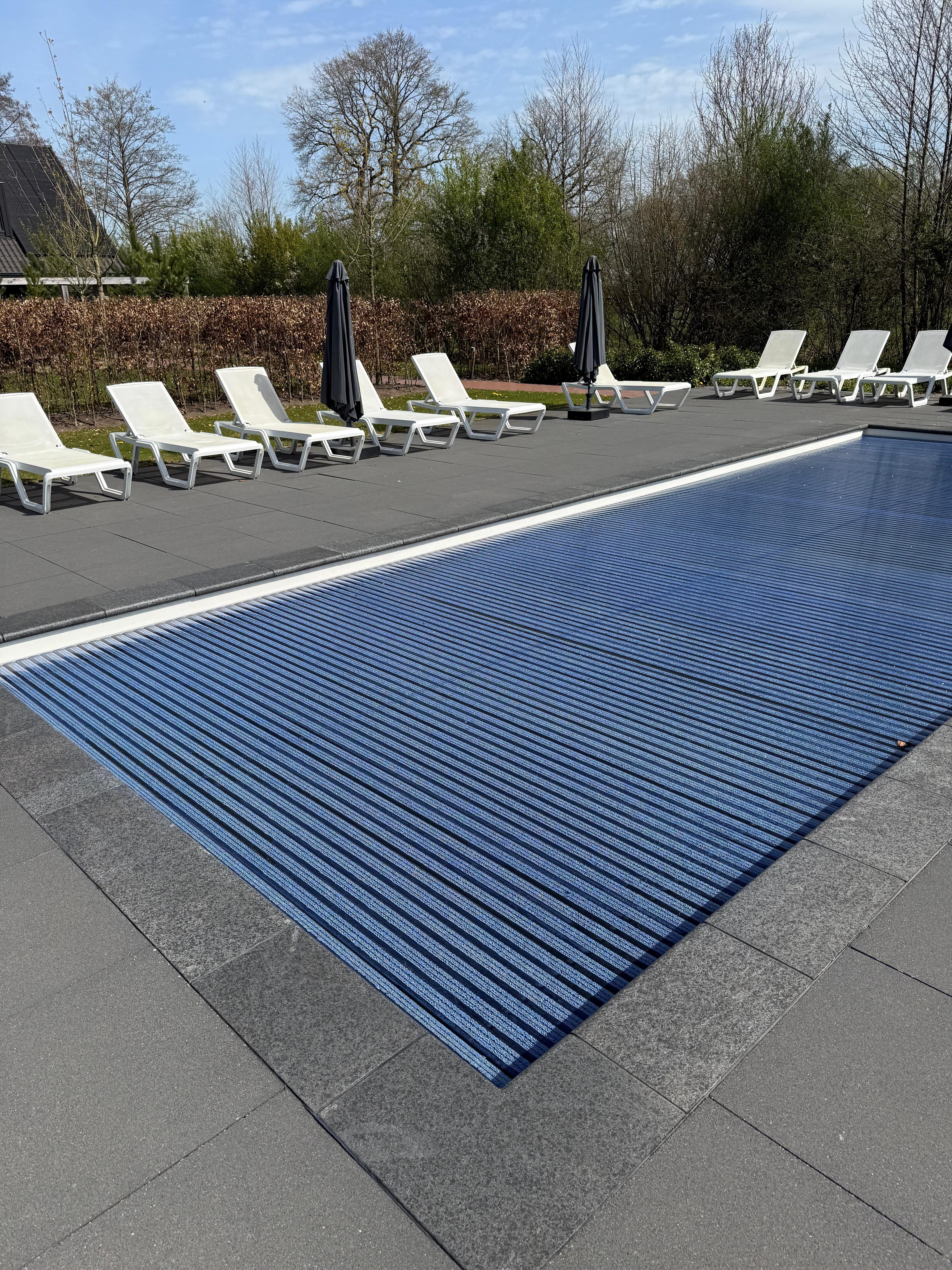 Geschlossener allgemeiner Pool 13 Uhr 18 Grad und Sonnenschein 