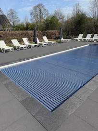 Geschlossener allgemeiner Pool 13 Uhr 18 Grad und Sonnenschein