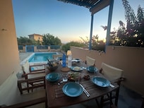 Tolle Terrasse für Frühstück und Abendessen.. es gibt aber noch in Summe 3 weitere Balkone