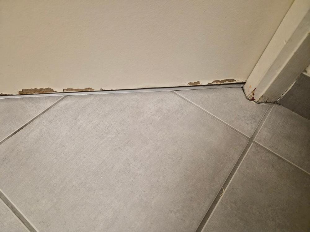 bas de porte négligé