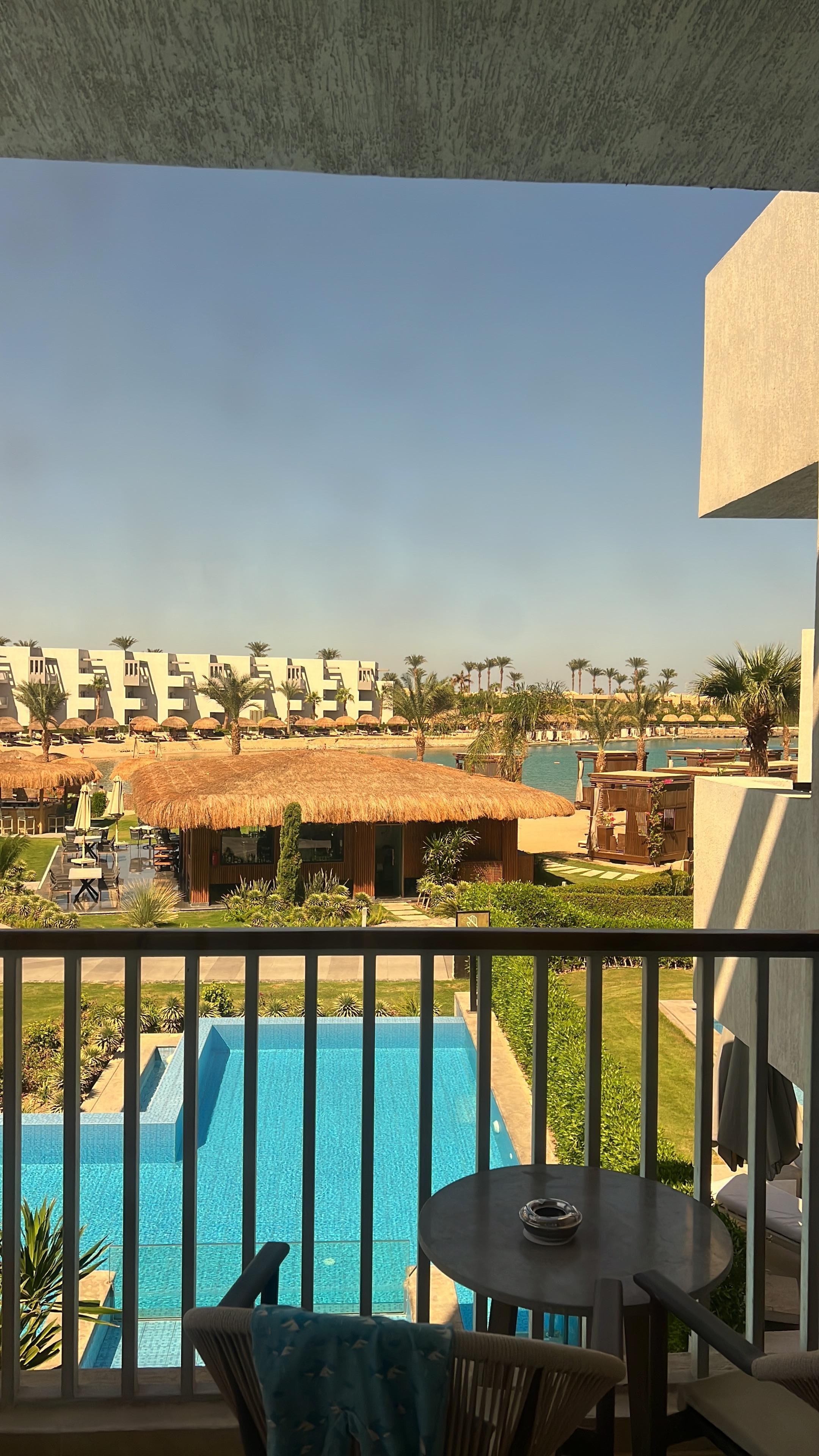 Vue depuis la chambre. La piscine en bas ne fait pas partie de la chambre.