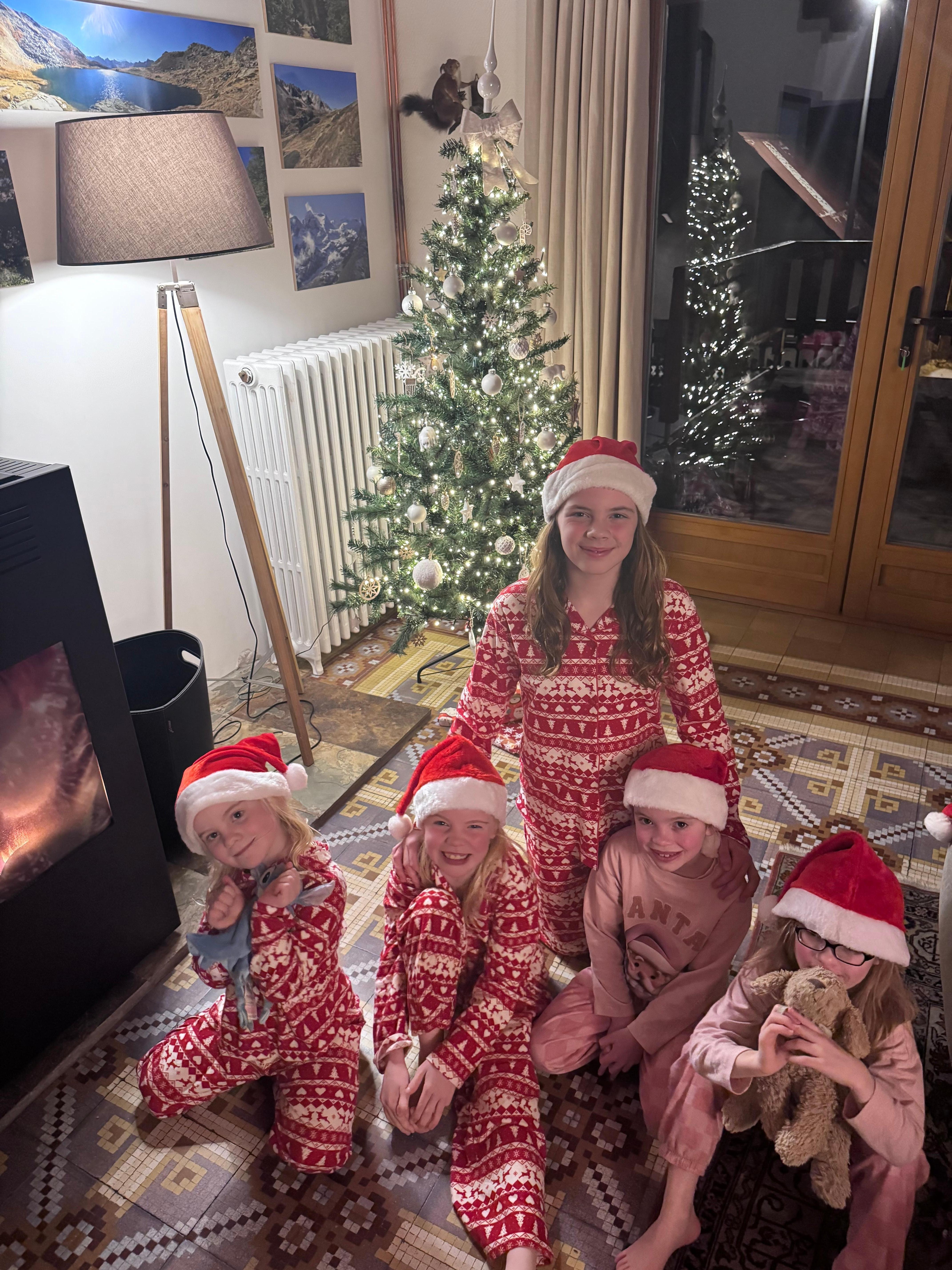 The host even provided an Xmas tree for the kids!