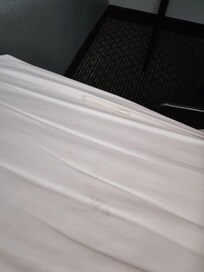 Material de limpieza personal en la cama, eso dice que no cambiaron sabanas