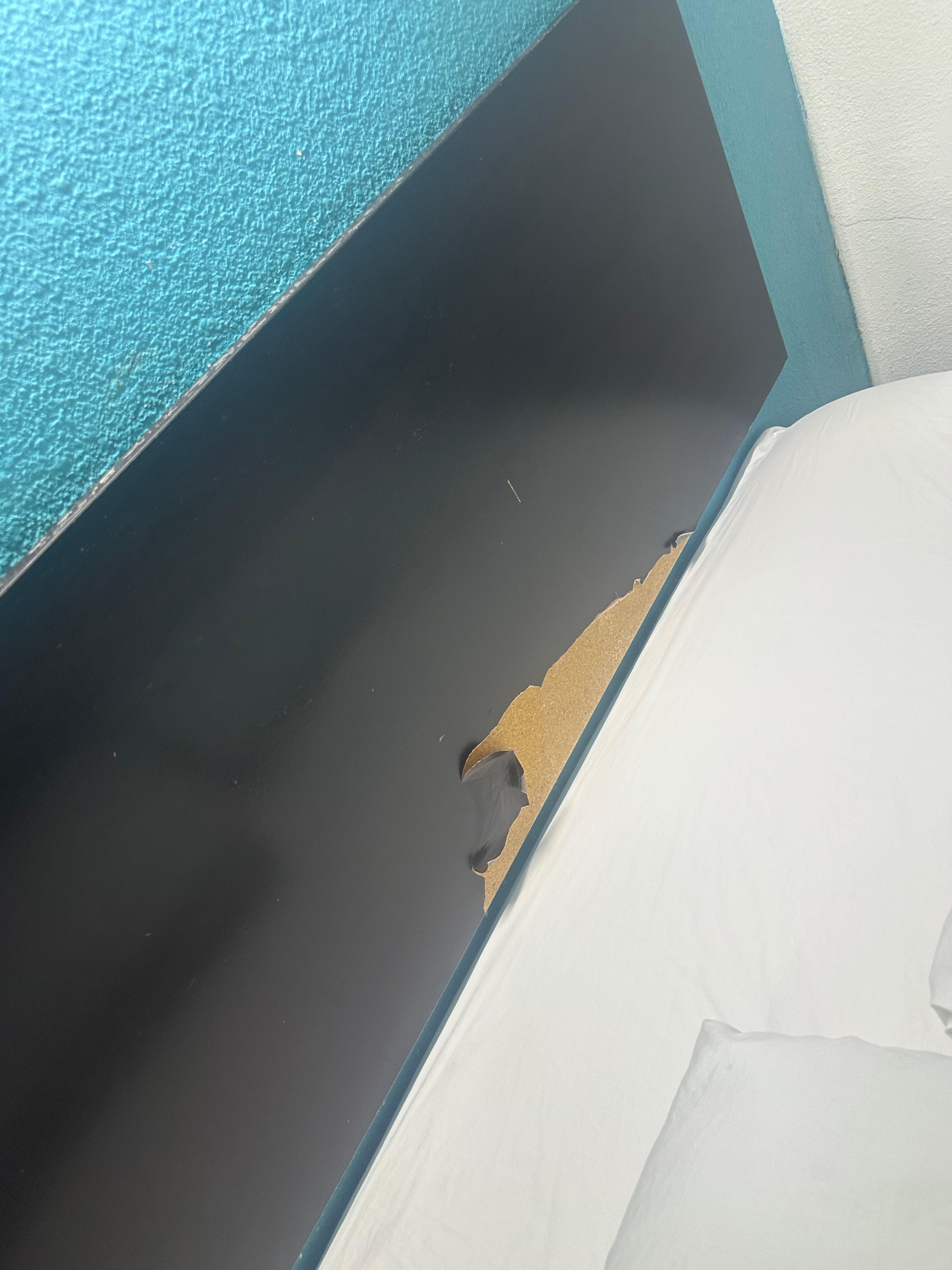 Pealing headboard