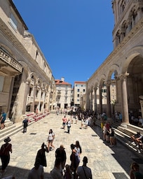 Peristyle only a few steps from the front door.