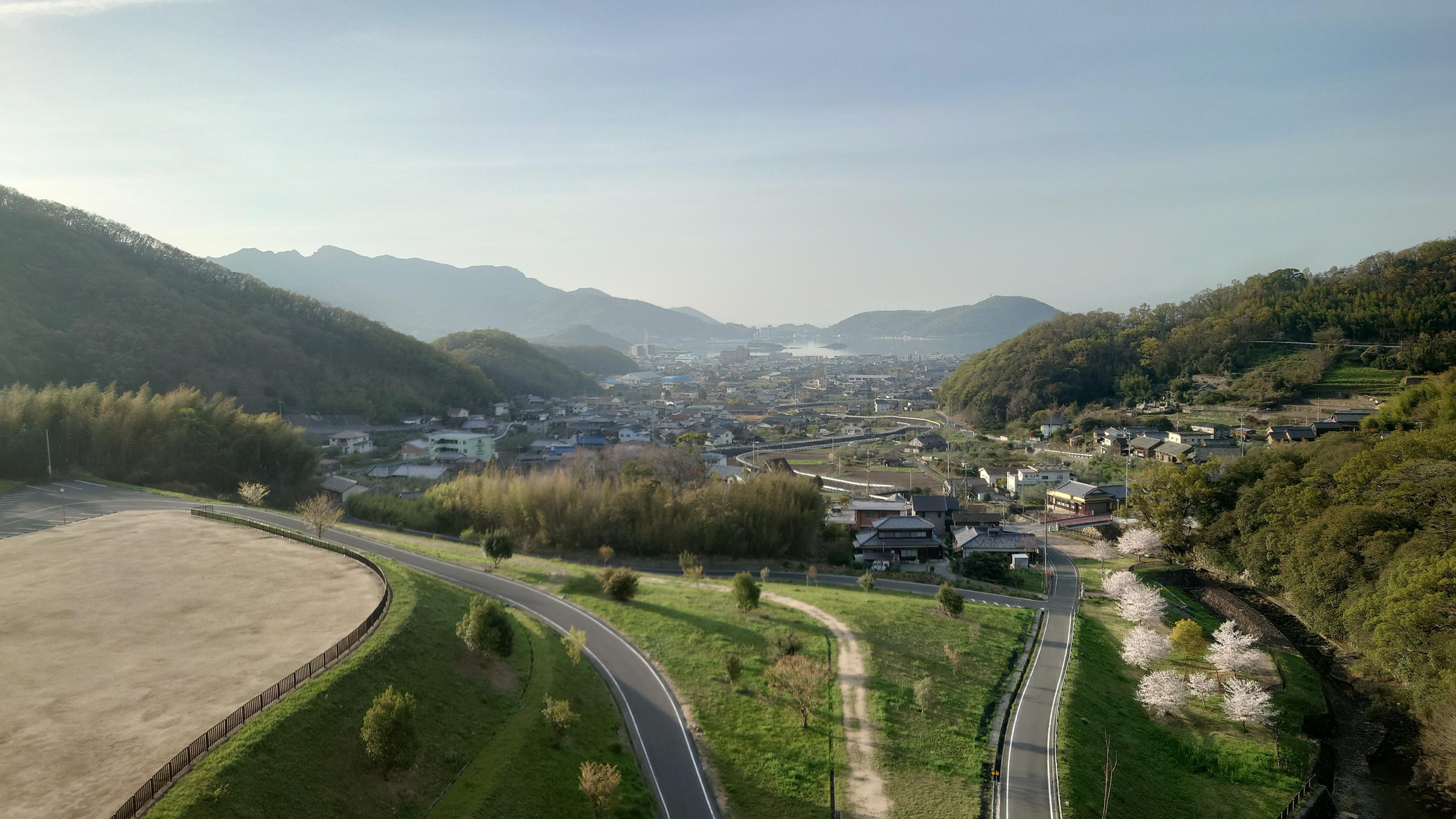 少し離れたダムから町内を一望