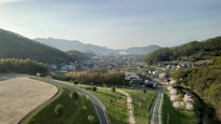 少し離れたダムから町内を一望