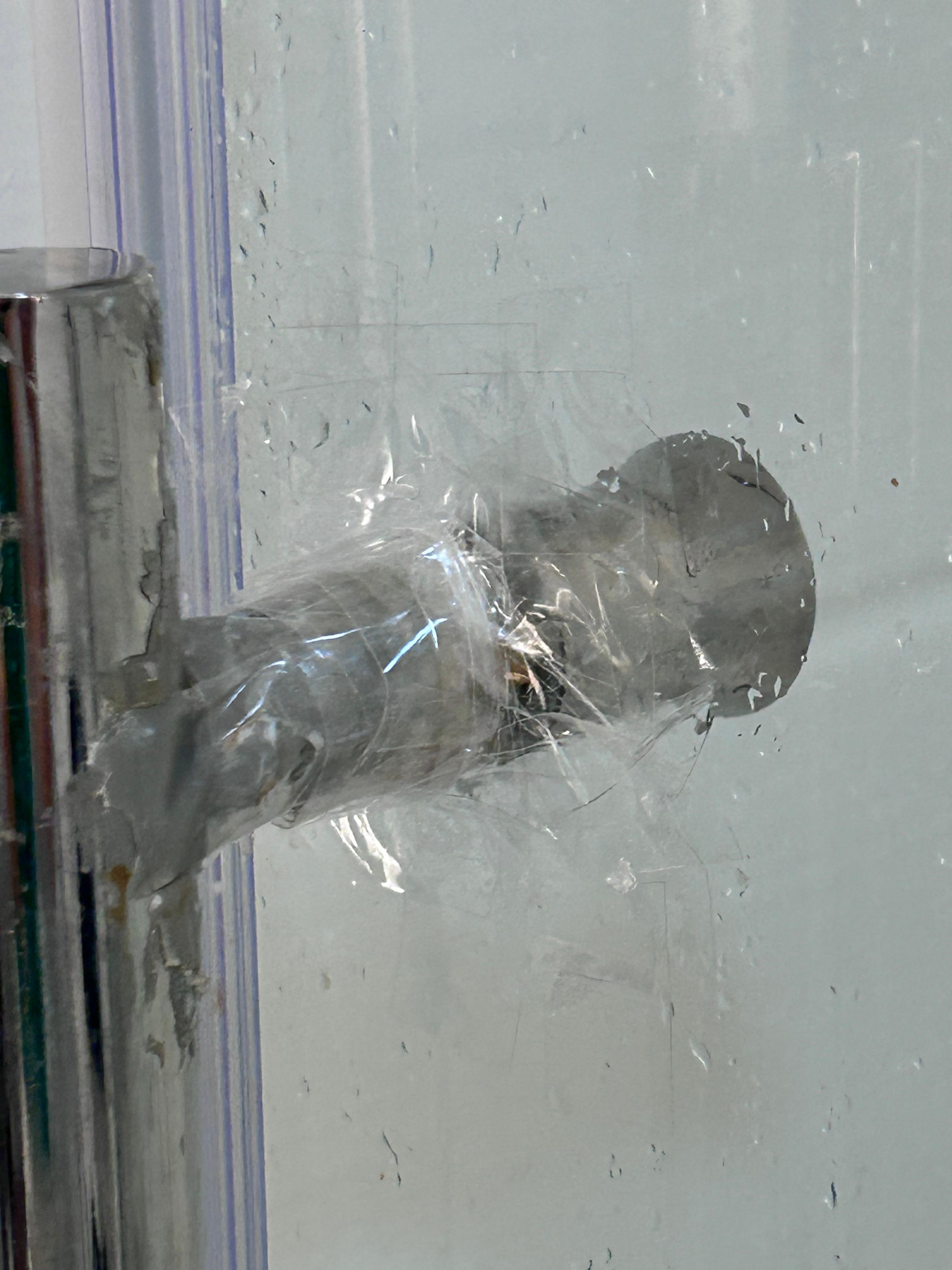 La agarradera del baño estaba pegada con cinta muy insegura