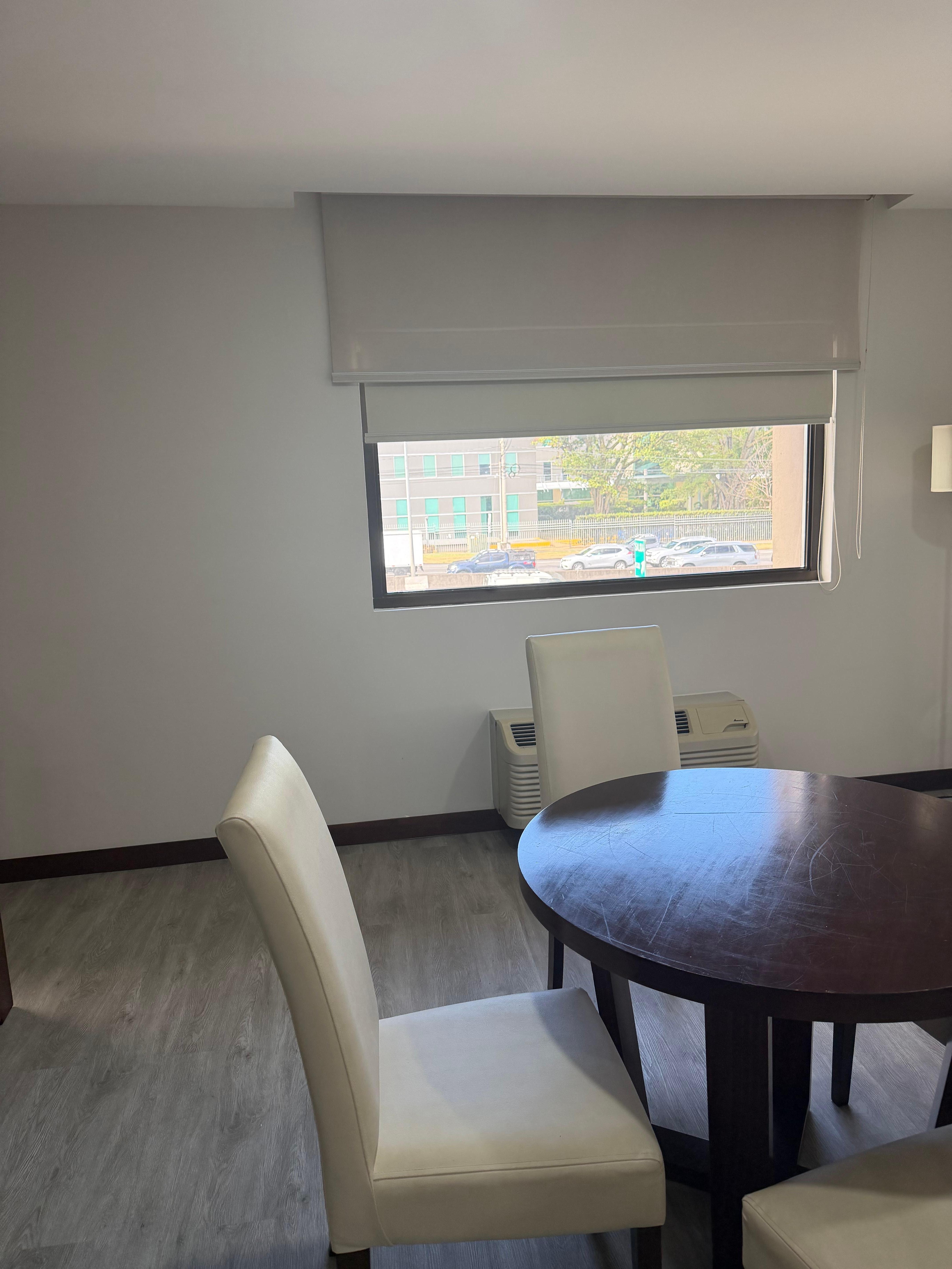 If you zoom in on the window, you can see the traffic